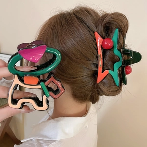 Détail de pinces à cheveux en acrylique colorées avec motifs d'étoile et de chiot sur cheveux
