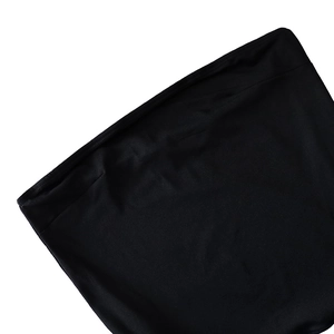 Gros plan sur la texture du tissu noir et la couture de la taille du haut court sans bretelles