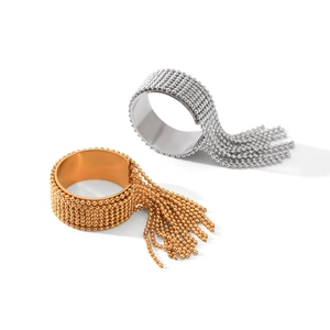 Dettaglio macro di anelli con perline oro e argento con eleganti nappe metalliche