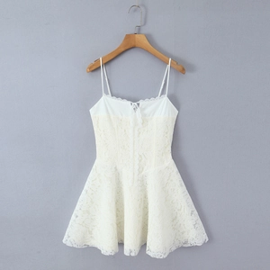 Robe courte blanche en dentelle à fines bretelles avec broderies et jupe évasée en A