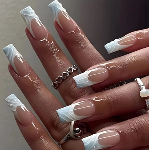 Dettaglio macro di unghie a mandorla lunghe con trama a rilievo 3D bianca stile french