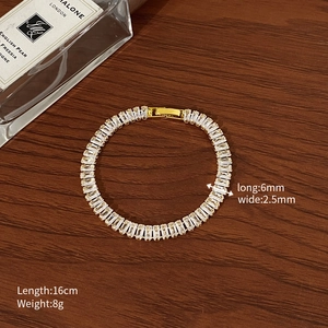 Baguette-cut tennis bracelet with gold plating, length 16cm and weight 8g detailed view