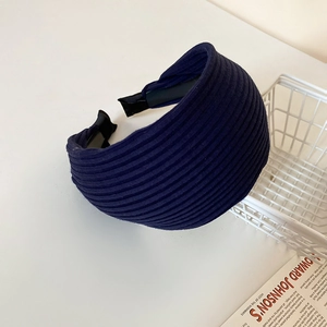 Detailstruktur eines dunkelblauen gerippten Stirnbands in ästhetischer Kulisse