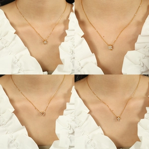Elegante Halsketten mit 18K Vergoldung und Anhängern in Stern-, Klee- und Herzform