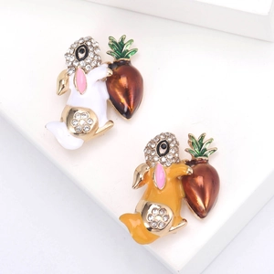 Cute Alloy Rabbit Holding Carrot Brooch For Women Cartoon Animal Enamel Rhinestone Pin Badge Personalized Decorative Jewelry Gift
