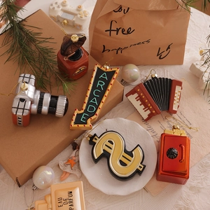 Decorazioni natalizie vintage con fotocamera e radio retrò su rami di pino per scrivania