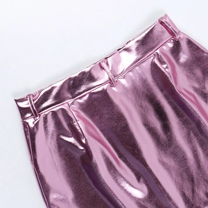 Dettaglio della gonna a vita alta rosa metallizzato con texture e passanti per cintura