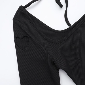 Dettaglio dell'abito in maglia nera con ritaglio a cuore e lacci intrecciati sul collo