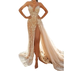 Broderies de dentelle complexes et paillettes scintillantes sur une robe de soirée