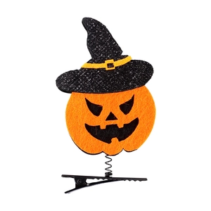 Barrettes d'Halloween avec citrouille et chapeau de sorcier noir à paillettes sur fond blanc