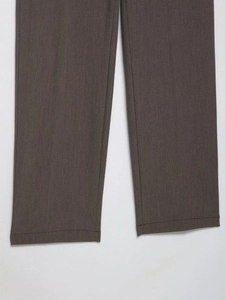 Gros plan de l'ourlet surpiqué d'un pantalon droit gris anthracite à texture tissée fine