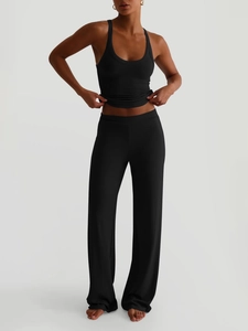 Completo donna in maglia a coste nere con canotta scollo a U e pantaloni ampi casual