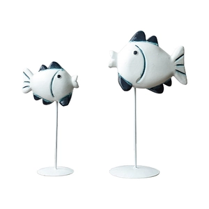Sculture di pesci mediterranei blu e bianchi con supporti per decorazioni casa
