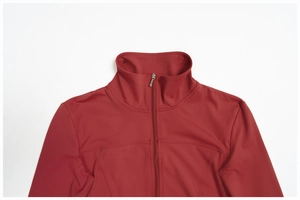 Detailaufnahme des Stehkragens und Metallreißverschlusses der weinroten Yoga-Jacke