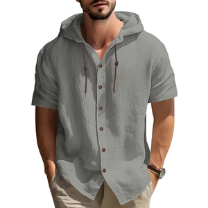 Detalle de camisa gris de manga corta con capucha, tejido texturizado y cordón oscuro