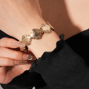 Gros plan détaillé d'un bracelet doré à motifs floraux avec gravures vintage