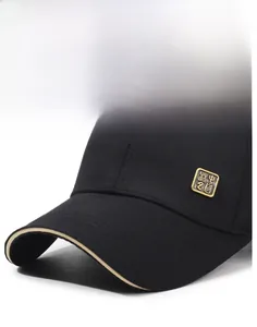 Detail einer schwarzen Baseballkappe mit Metalllogo und kontrastierender Krempe