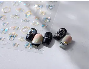 Détails macro d'autocollants de Noël pour ongles avec nœuds dorés et motifs floraux