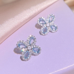 Exquisite silberne Blumenohrringe mit blauen Tropfensteinen und weißen Kristallen