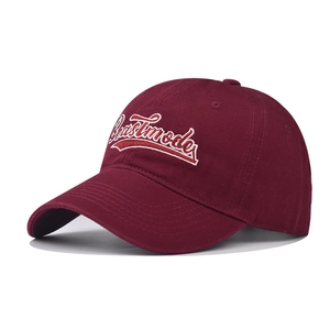 Gros plan sur une casquette de baseball bordeaux en coton avec broderie Beastmode.