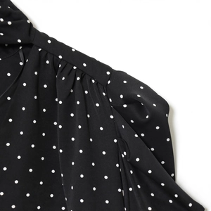 Abito a pois con pieghe sulle spalle ed elegante trama in chiffon bianco e nero