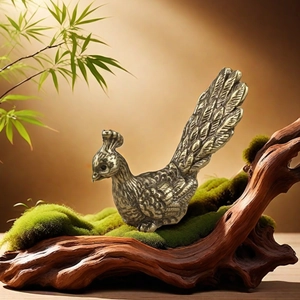 Figurine de paon en laiton antique avec texture vintage sur décor de bureau zen