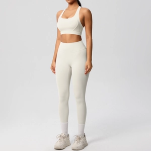 Detalle de leggings sin costuras de cintura alta y sujetador deportivo en tela beige