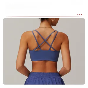 Détail de la brassière de sport bleu foncé avec bretelles croisées et tissu élastique