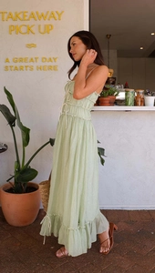 Détails de la robe longue étagée vert sauge avec cordon de serrage et jupe à volants