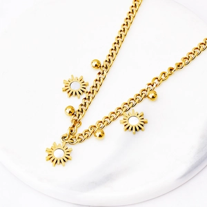 Gold-plated chunky chain necklace with sunflower shell pendants and metal beads