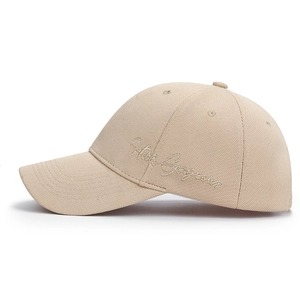 Berretto da baseball beige con ricamo in filo dorato sul lato e finitura in tessuto