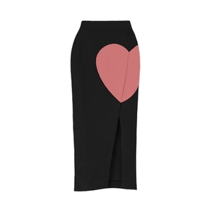Detail eines schwarzen High-Waist-Midirocks mit rosa Herz-Kontrast und seitlichem Schlitz