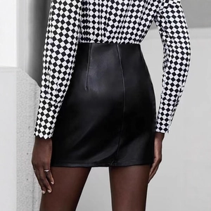 Mini-jupe ajustée en cuir PU noir à taille haute avec fente et fermeture éclair dos