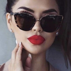 Stylish cat-eye sunglasses for women featuring a retro dark tortoiseshell frame and dark lenses