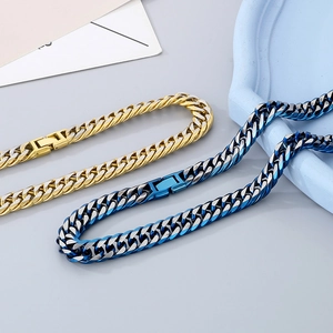 Vue détaillée des bracelets gourmettes en acier titane doré et bleu pour hommes sur gris