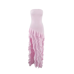 Détail d'une robe bustier rose clair ajustée avec ourlet fendu à volants superposés