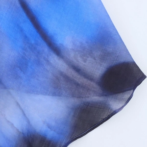 Dettaglio macro del tessuto sfumato blu con trama intrecciata per abiti estivi moderni