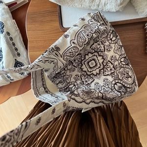 Vue détaillée du sac en toile à motif paisley avec étiquette simple wish et bouton pression