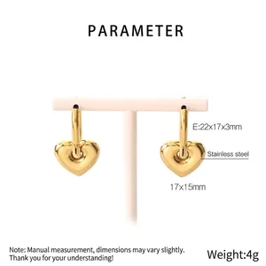 Paramètres de taille détaillés des boucles d'oreilles cœur en acier doré 18K