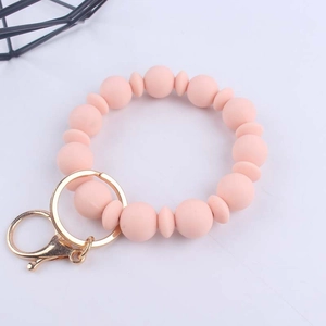 Dettaglio del bracciale portachiavi in perline di silicone rosa chiaro con chiusura