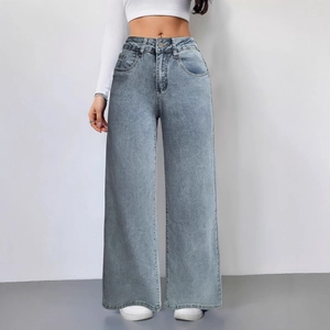 Damesjeans met hoge taille en wijde pijpen van gewassen blauw denim met een losse pasvorm