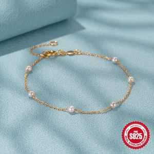 Pulsera minimalista de plata S925 dorada con seis perlas blancas en una cadena fina