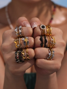 Détails de bagues superposées plaquées or 18k avec motifs de vagues et zircons