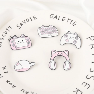 Set di 5 spille in smalto rosa a tema gaming gatto con tastiera e controller da gioco