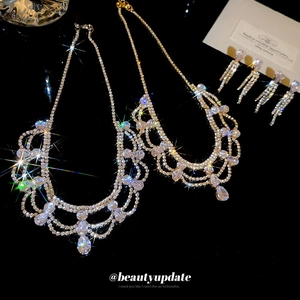 Lussuoso set di collana e orecchini con strass argentati e design in stile palazzo