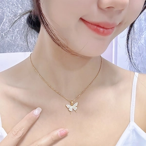 Collier papillon doré élégant avec pendentif en zircon sur une chaîne fine dorée
