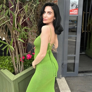Robe longue tricotée vert vif avec dos nu et lacets pour un style sexy chic