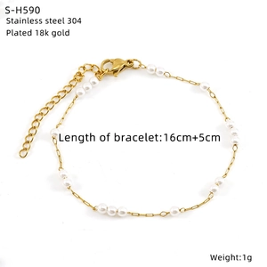 Detail of 18K gold-plated stainless steel pearl bracelet with length specifications