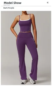Vue détaillée de l'ensemble de yoga violet avec haut licou et pantalon évasé taille haute