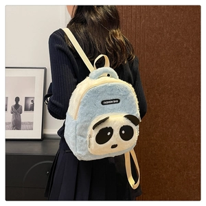 Vista detallada de la mochila panda de felpa con cremallera metálica de alta calidad